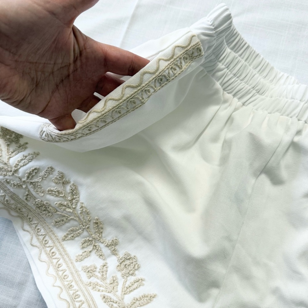 White High-Waist Embroidered Women’s Shorts with Beige Trim - Picture 5 of 9